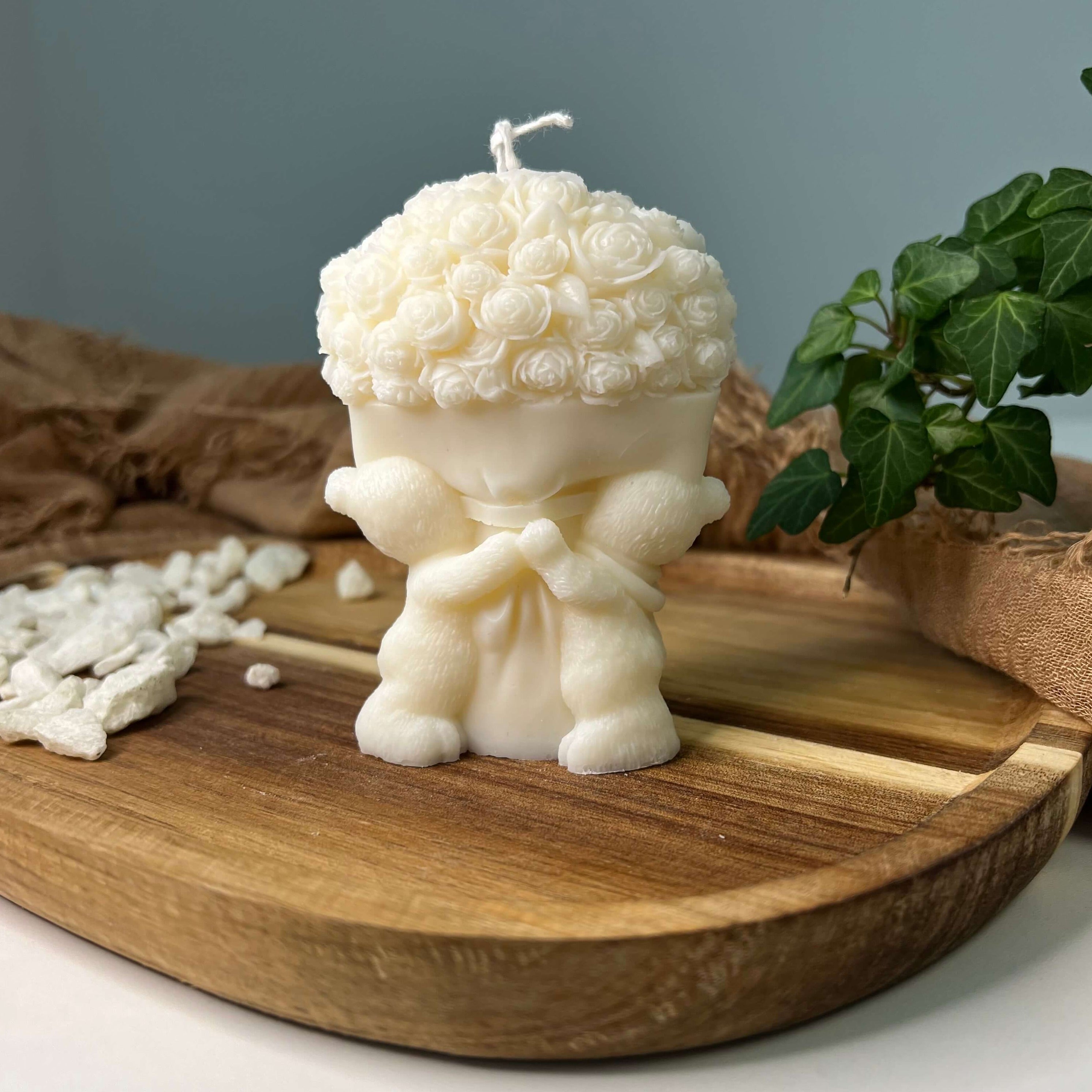 Whimsical Bloom Buddies Kerze. Sie ist in verschieden Düften erhältlich. Die Düfte entspannen. Die perfekte Dekoration für jedes Zuhause mit ihrem einzigartigem Design.