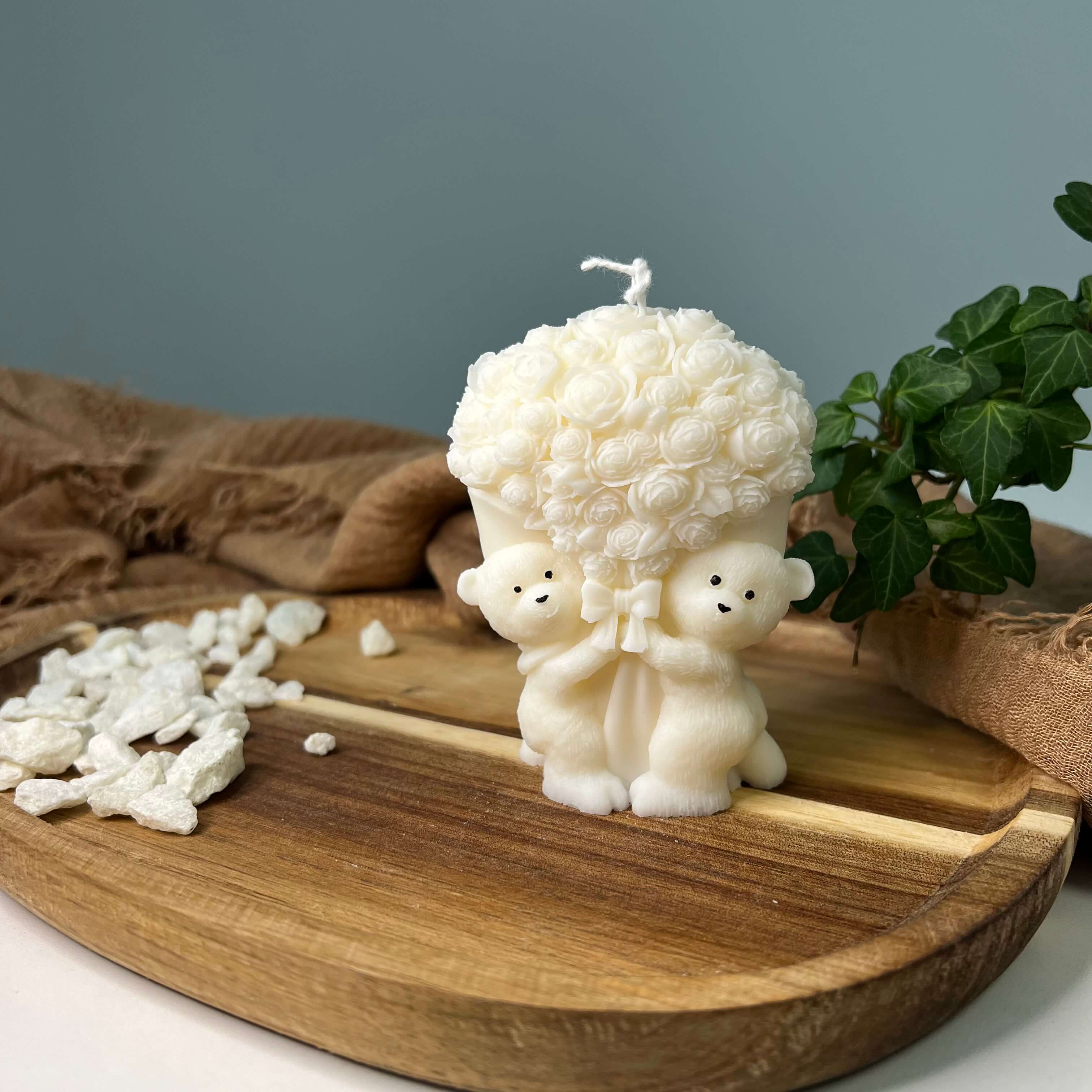 Whimsical Bloom Buddies aus Bio Sojawachs. Sie ist nachhaltig und vegan. Perfekt geeignet als Dekoration. Das Aussehen ist elegant und ästhetisch.