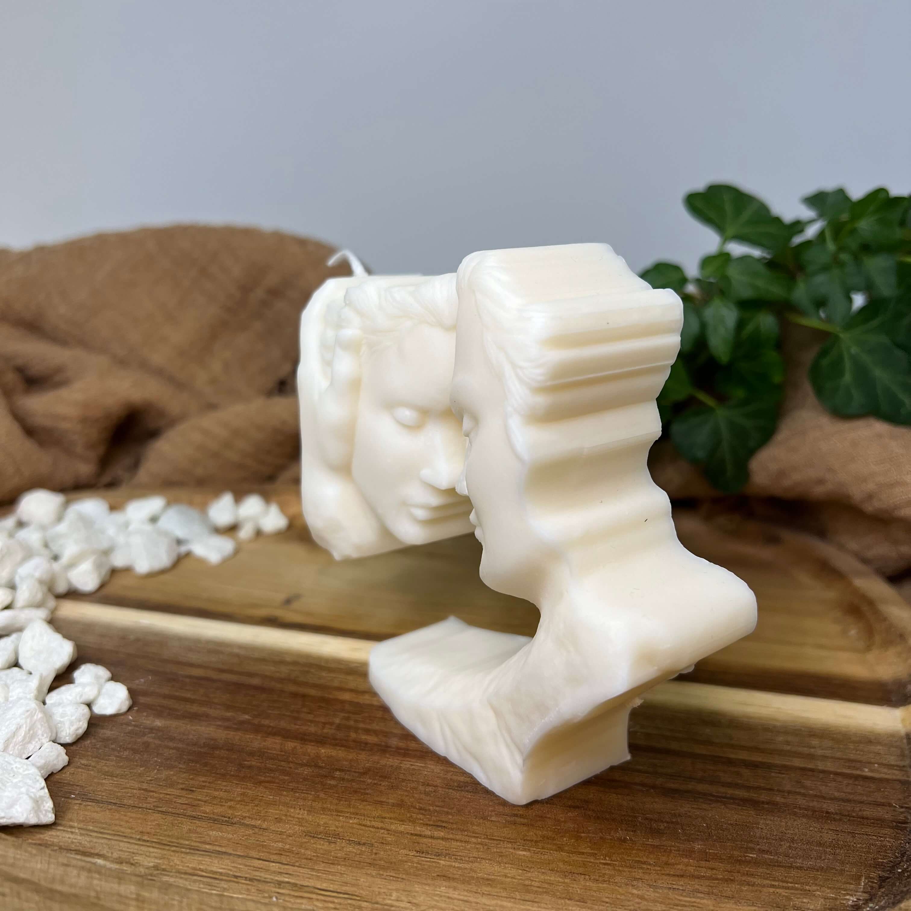 Die Whispers of Love Duo Candle Kerze ist perfekt als Liebeskerze, Verlobungskerze und Hochzeitskerze geeignet. Sie ist einzigartig und stilvoll.