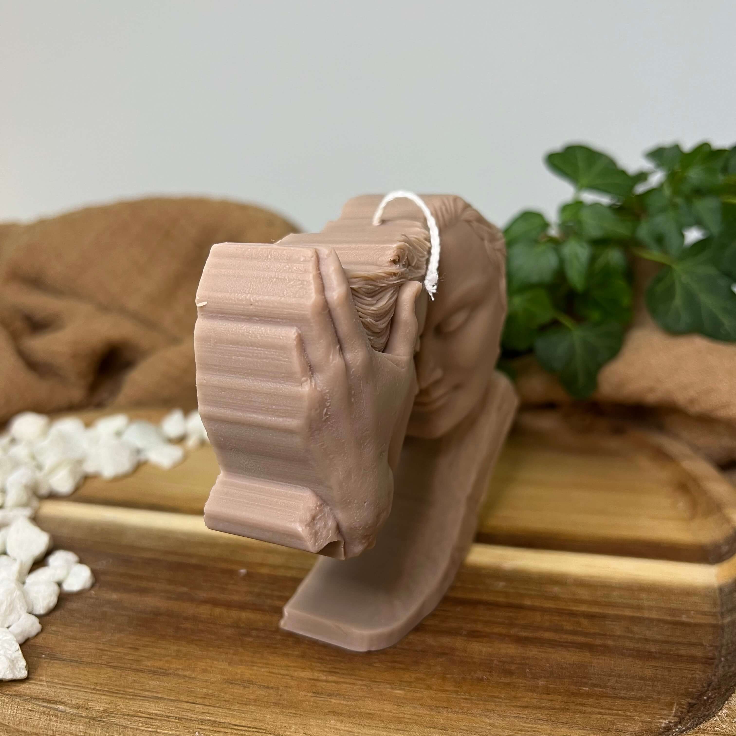 Hier sieht man unsere Whispers of Love Duo Candle Kerze. Diese Liebeskerze ist perfekt als Dekoration geeignet. Sie ist elegant und ästhetisch. In der Farbe Braun.