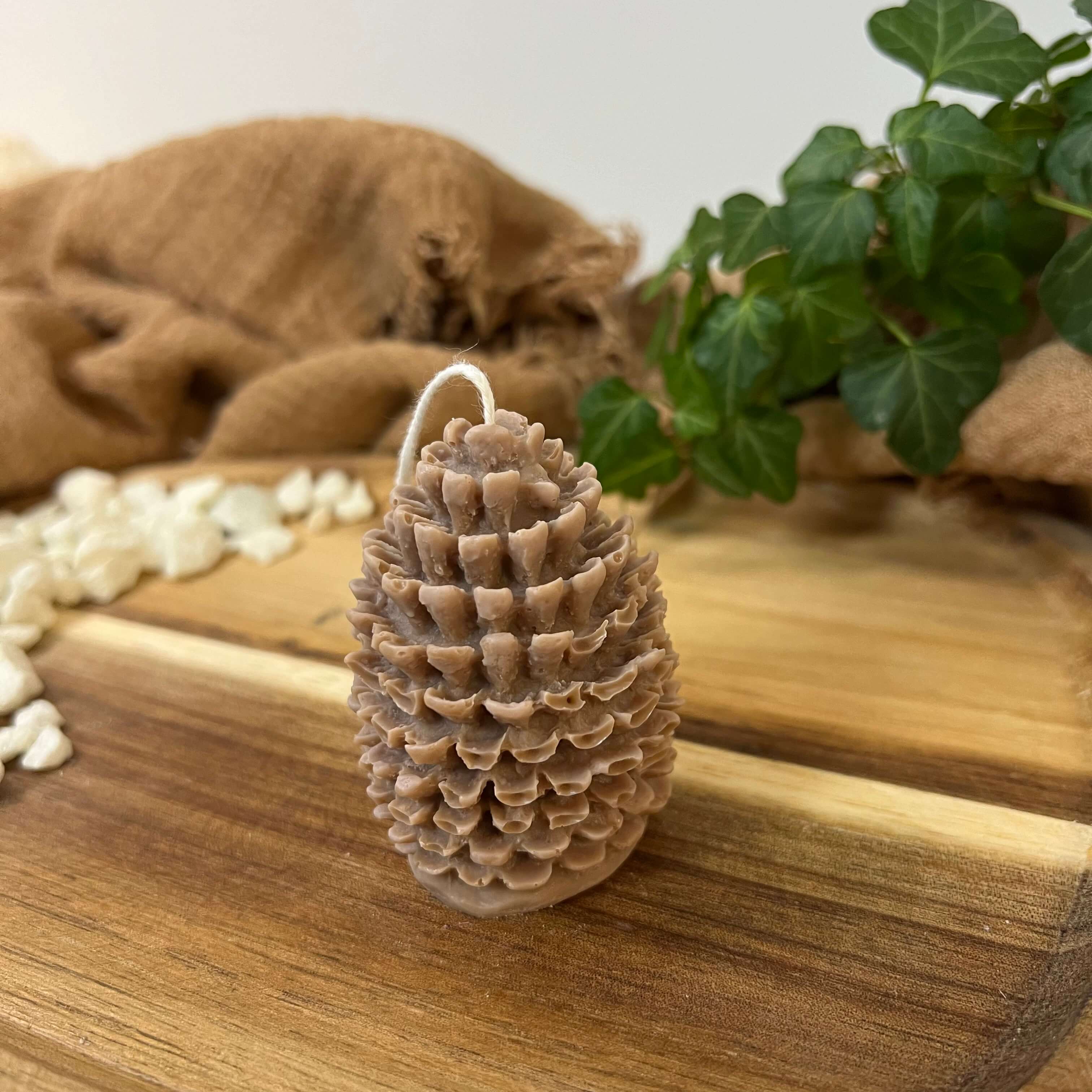 Die Woodland Pinecone Illumination Kerze. Mit ihrem Tannenzapfen Design ist sie die perfekte Weihnachtskerze, Osterkerze und Geburtstagskerze. Sie sieht einzigartig und stilvoll aus.