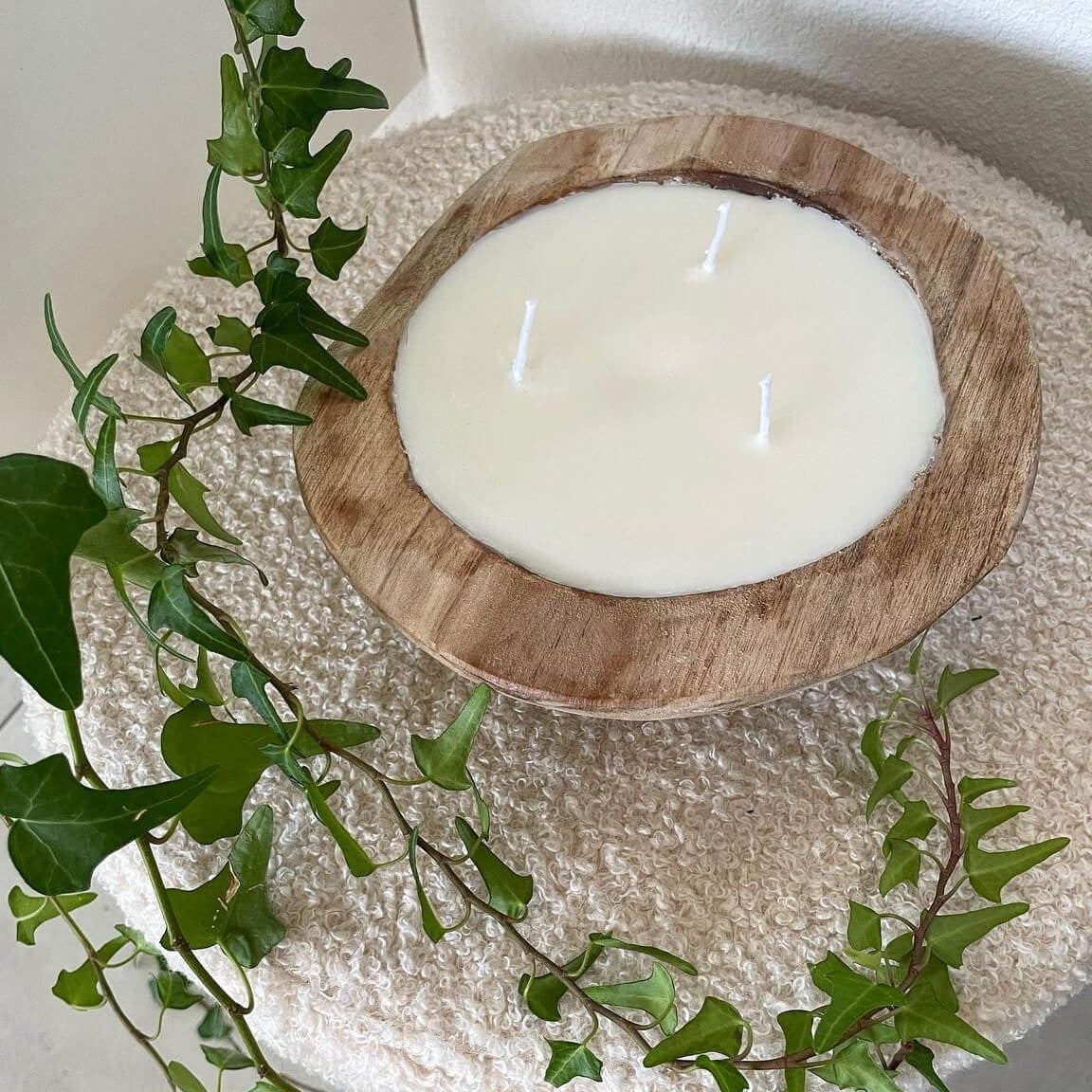 Unsere Woodland Serenity Glow Kerze. Diese Duftkerze in einer Holzschale ist in verschiedenen Düften erhältlich. Die Düfte haben einen angenehmen und beruhigenden Geruch. Sie ist perfekt für gemütliche und entspannte Tage.