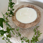 Unsere Woodland Serenity Glow Kerze. Diese Duftkerze in einer Holzschale ist in verschiedenen Düften erhältlich. Die Düfte haben einen angenehmen und beruhigenden Geruch. Sie ist perfekt für gemütliche und entspannte Tage.