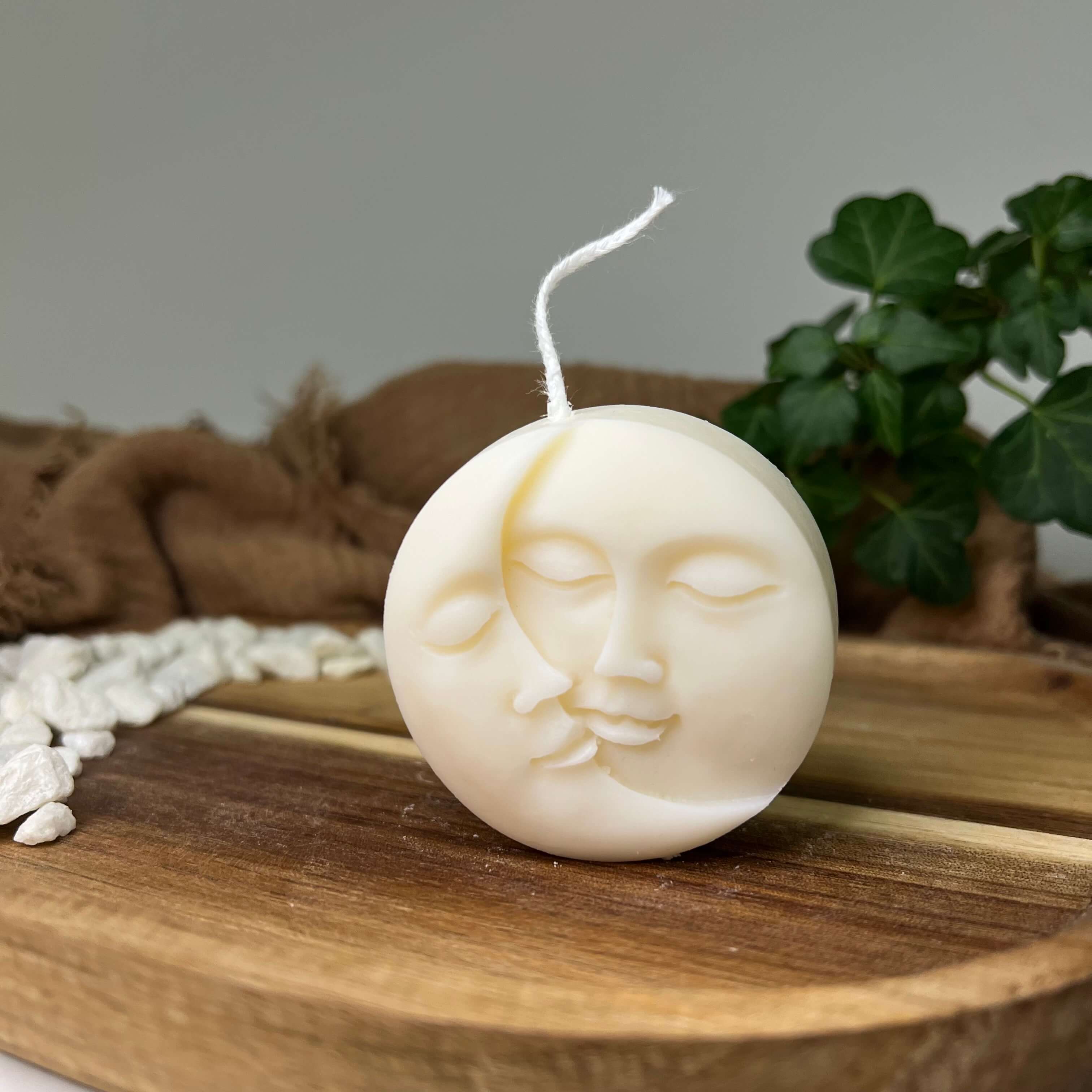 Hier sieht man unsere Yin-Yang Moonlit Radiance Kerze. Sie ist perfekt als Dekoration geeignet mit ihrem Yin-Yang und Gesicht Design. Sie sieht elegant und ästhetisch aus. Handgefertigt aus Sojawachs.