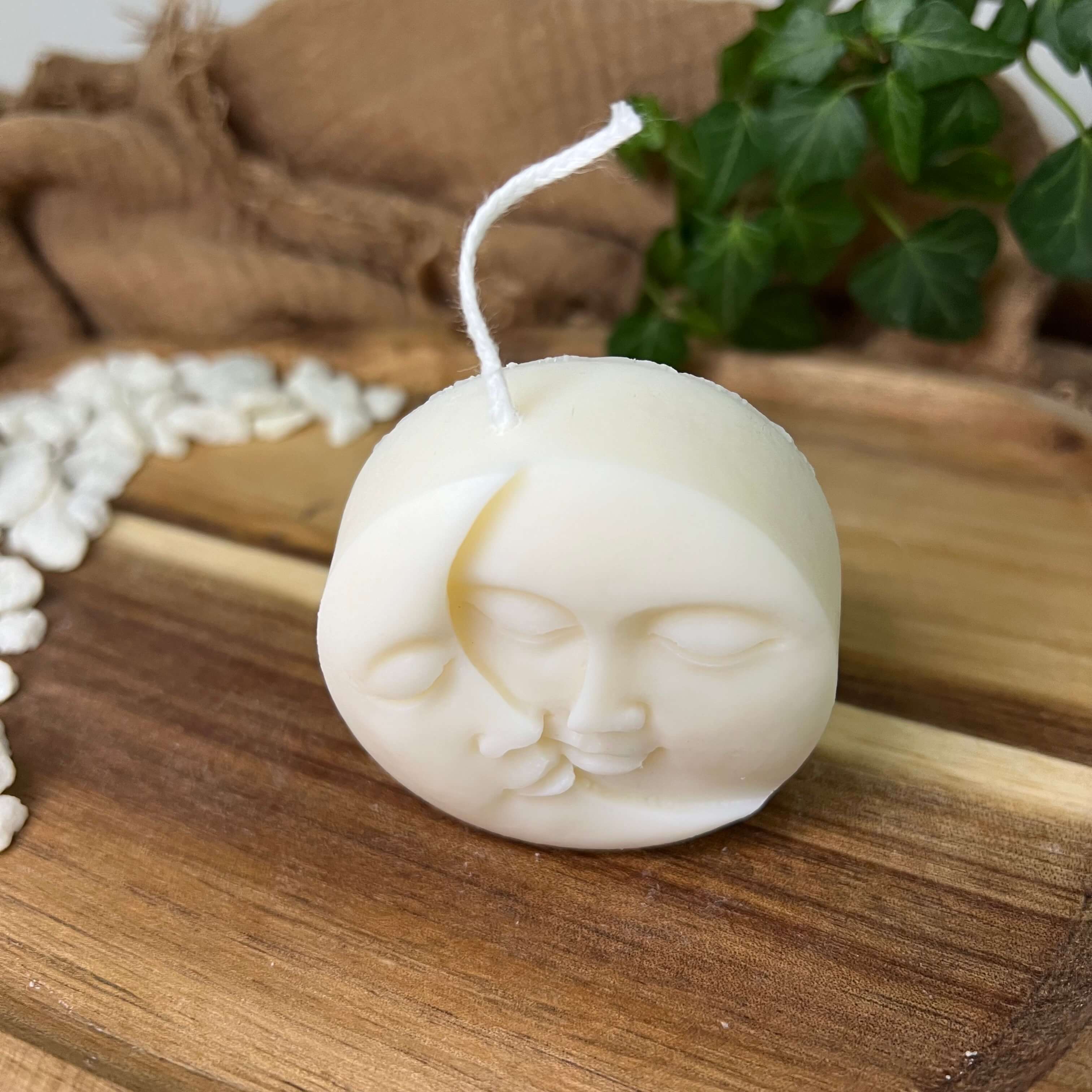 Unsere Yin-Yang Moonlit Radiance Kerze. Diese Duftkerze ist in mehreren Düften erhältlich. Die Düfte haben eine angenehmen und beruhigenden Geruch. Perfekt für gemütliche und entspannte Tage.