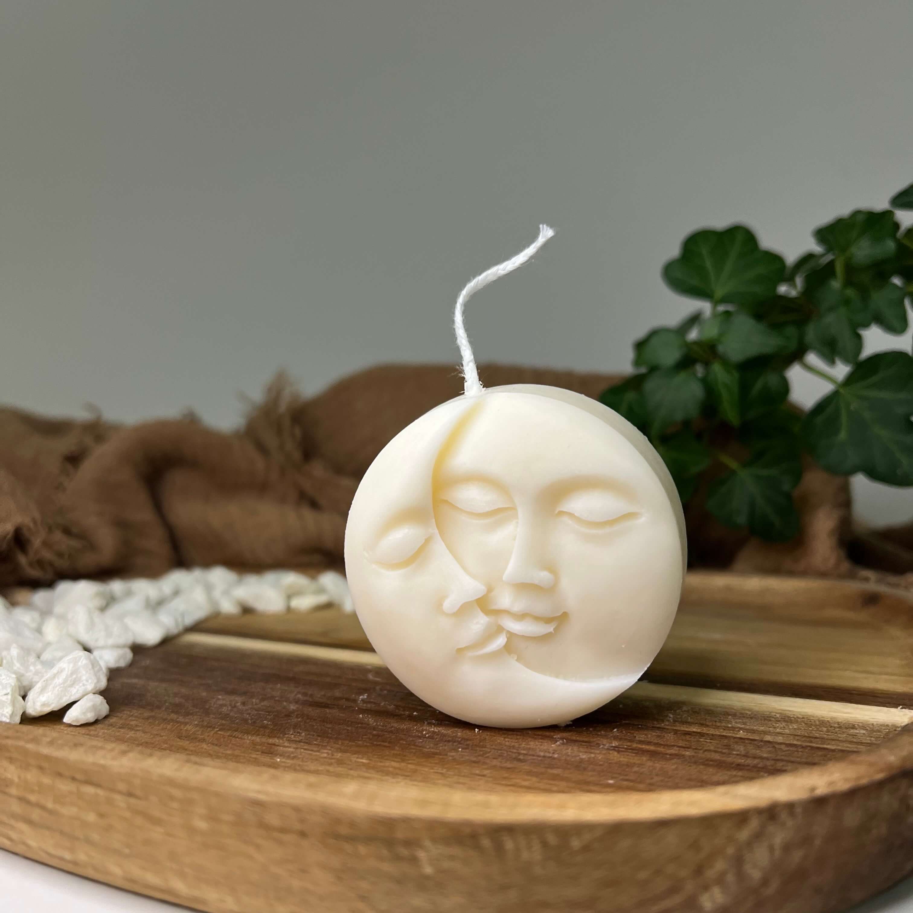 Die Yin-Yang Moonlit Radiance Kerze ist perfekt als Weihnachtskerze und Osterkerze geeignet. Sie ist auch als Verlobungskerze und Hochzeitskerze perfekt. Ihr einzigartiges und stilvolles Design machen sie zu einem Unikat.