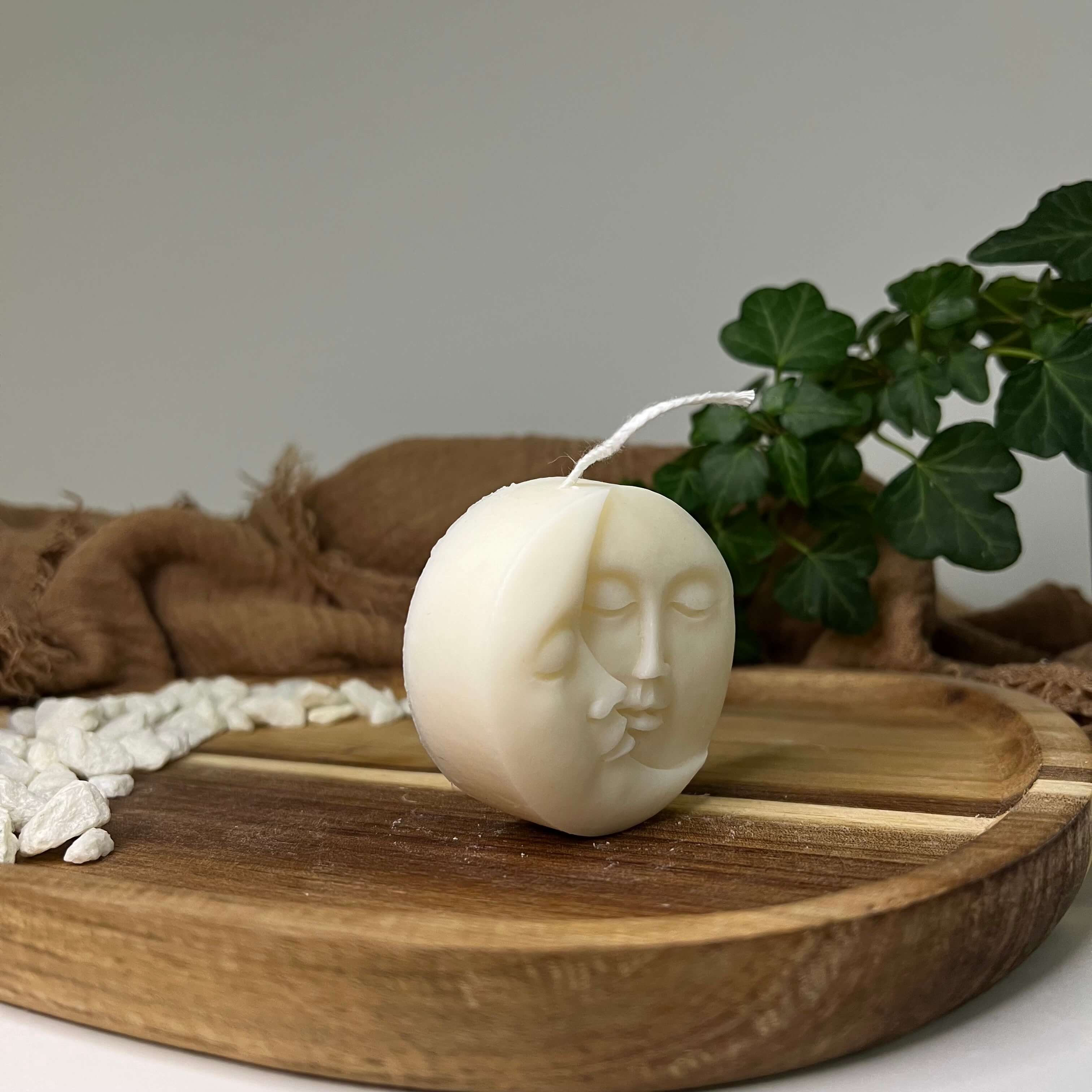 Yin-Yang Moonlit Radiance Kerze in weiß.